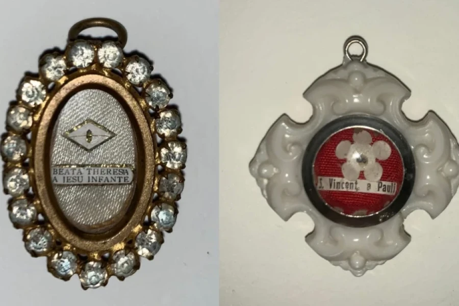 Reliquias del Bronx Una reliquia de Santa Teresita de Lisieux (izquierda) y una reliquia de San Vicente de Paúl (derecha) de la colección de reliquias de la Universidad de Manhattan. Crédito: Archivos de los Hermanos Cristianos de La Salle.